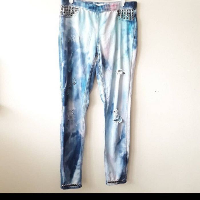 Βαρέθηκες τα jeans σου; Σου έχουμε την απόλυτη DIY λύση για να τα αναβαθμίσεις