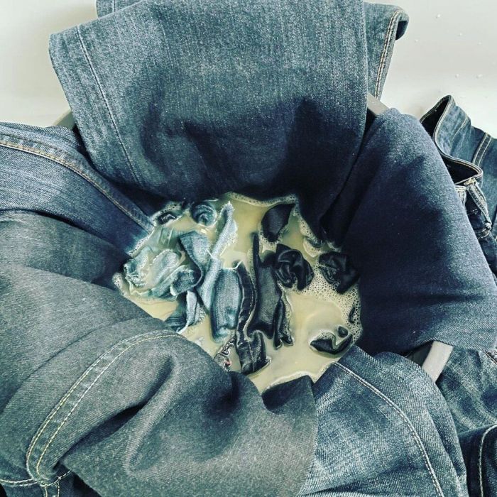 Βαρέθηκες τα jeans σου; Σου έχουμε την απόλυτη DIY λύση για να τα αναβαθμίσεις