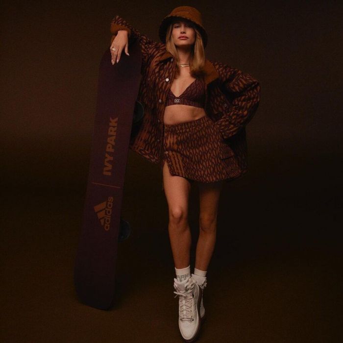 Η Hailey Bieber με ένα καφέ matching set