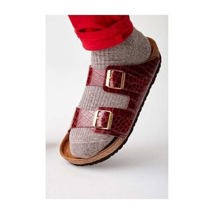 Η Kylie Jenner αγόρασε τα πιο αμφιλεγόμενα παπούτσια αυτής της χρονιάς