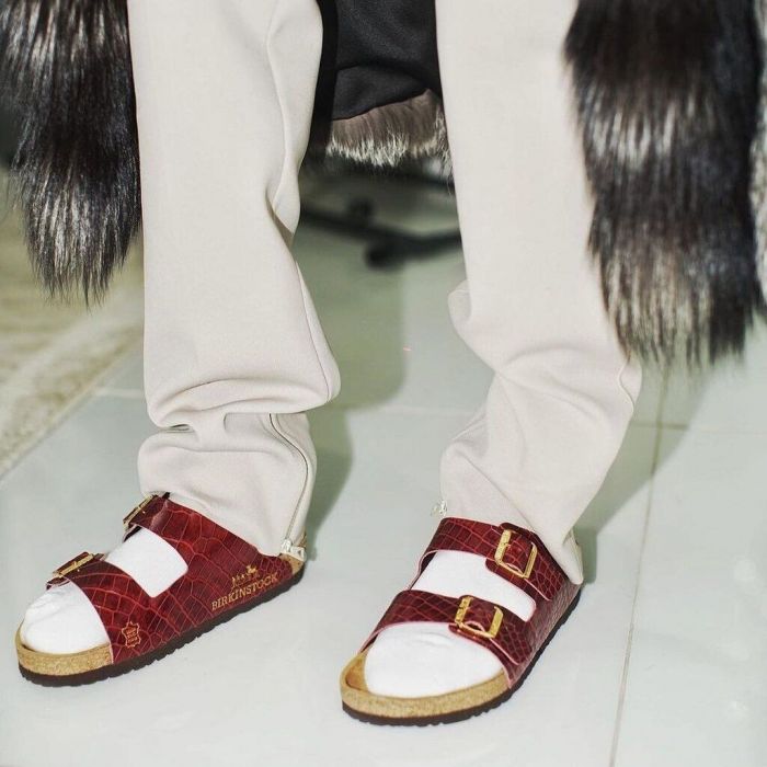 Η Kylie Jenner αγόρασε τα πιο αμφιλεγόμενα παπούτσια αυτής της χρονιάς