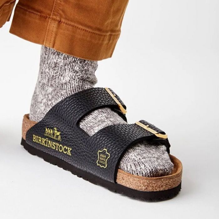 Η Kylie Jenner αγόρασε τα πιο αμφιλεγόμενα παπούτσια αυτής της χρονιάς