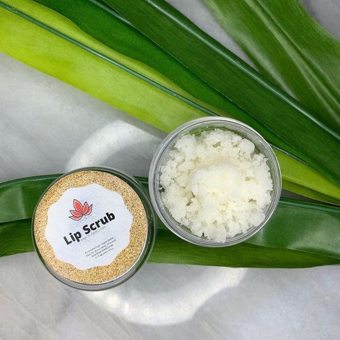 Κάνε απολέπιση. Ανακάτεψε λίγη ζάχαρη με μέλι και τρίψε ελαφρά τα χείλη σου. Θα φύγουν όλα τα νεκρά κύτταρα, θα ενεργοποιηθεί η κυκλοφορία του αίματος στο σημείο και τα χείλη θα είναι πιο απαλά και ζουμερά. 
@lotus.co_