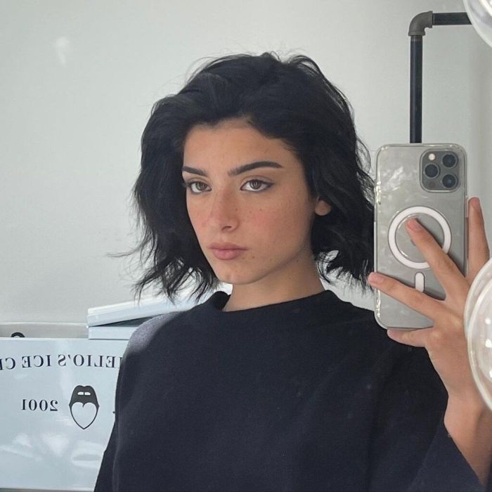 H  Dixie έχει κερδίσει την αγάπη των χρηστών της πλατφόρμας του YouTube, επομένως καταλαβαίνεις πως τα έσοδά της αυξάνονται καθημερινά στα social media.