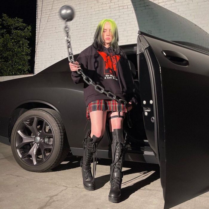 Η Billie Eilish κυκλοφορεί νέα σειρά ρούχων και, ναι, είναι υπέροχη