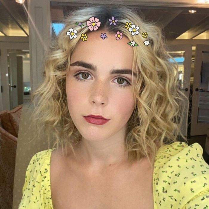Golden Globes: Η Kiernan Shipka φόρεσε ακριβώς το ίδιο φόρεμα 10 χρόνια μετά