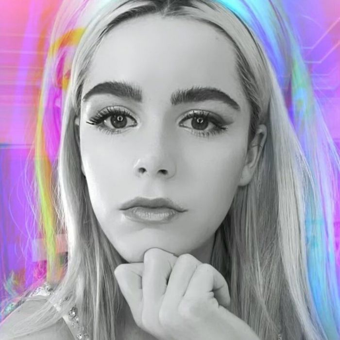 Golden Globes: Η Kiernan Shipka φόρεσε ακριβώς το ίδιο φόρεμα 10 χρόνια μετά