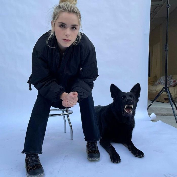 Golden Globes: Η Kiernan Shipka φόρεσε ακριβώς το ίδιο φόρεμα 10 χρόνια μετά