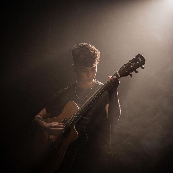 Liak: Μόλις διασκεύασε το πιο ερωτικό τραγούδι και θα το λατρέψεις