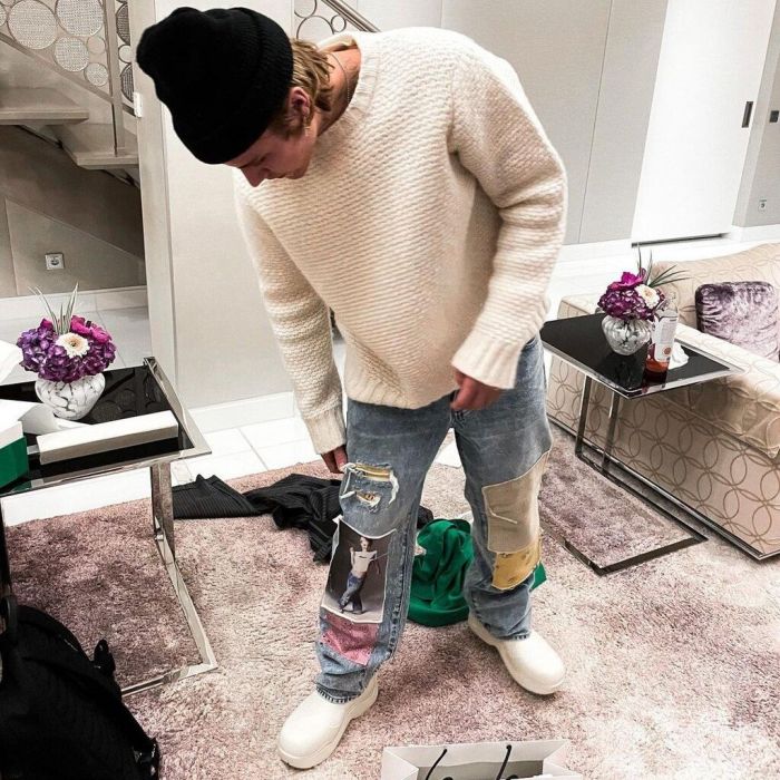 Όταν το παντελόνι πέφτει πάνω τους, μοιάζουν με σαμπό, αλλά, ποιος ξέρει, ίσως αυτό να είναι που του αρέσει.