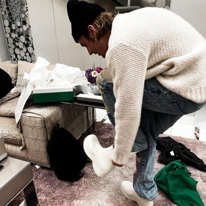 Πρόκειται για ένα ζευγάρι μποτάκια, στο στυλ της χαμηλής γαλότσας. 