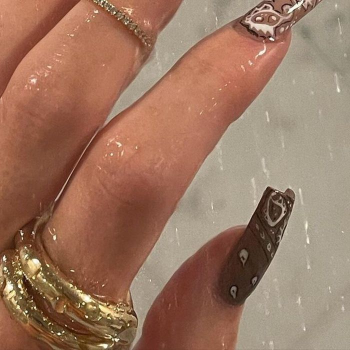 Πραγματικά αναρωτιόμαστε πώς αντέχει με τόσο μακριά νύχια!