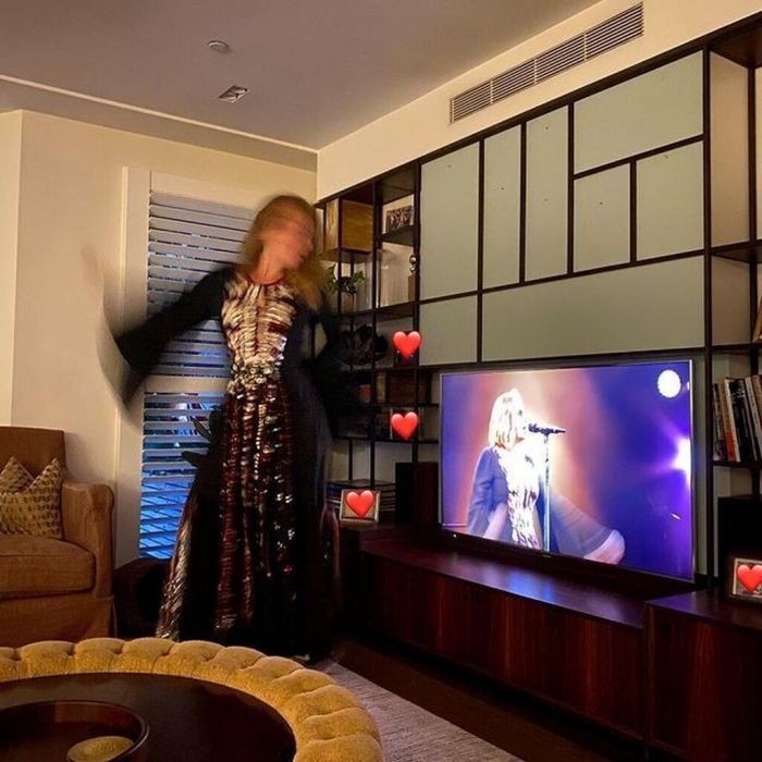 Οι υπογραφές έπεσαν και η διάσημη τραγουδίστρια είναι και επίσημα single