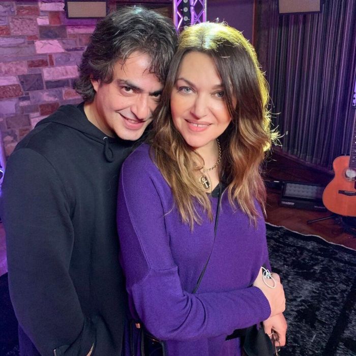 Έχει κατά καιρούς εκφράσει την άποψή της για διάφορα κοινωνικά ζητήματα ενώ είναι ένα άτομο με πολύ χιούμορ. 