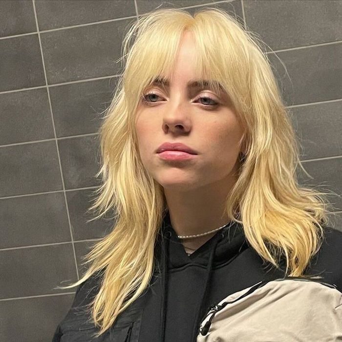 Ιδού το νέο χρώμα μαλλιών της Billie Eilish. «Τσιμπήστε με», έγραψε στη λεζάντα της ανάρτησής της θέλοντας να δείξει πως ούτε κι εκείνη πιστεύει πως έγινε αυτή η αλλαγή στην εμφάνισή της.