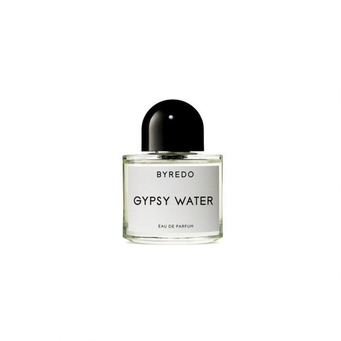 BYREDO, GYPSY WATER EAU DE PARFUM: Με περγαμόντο και κεχριμπάρι, βανίλια και σανδαλόξυλο, αυτό το άρωμα σε μεταφέρει σε έναν πολύχρωμο τρόπο ζωής κοντά στη φύση. 