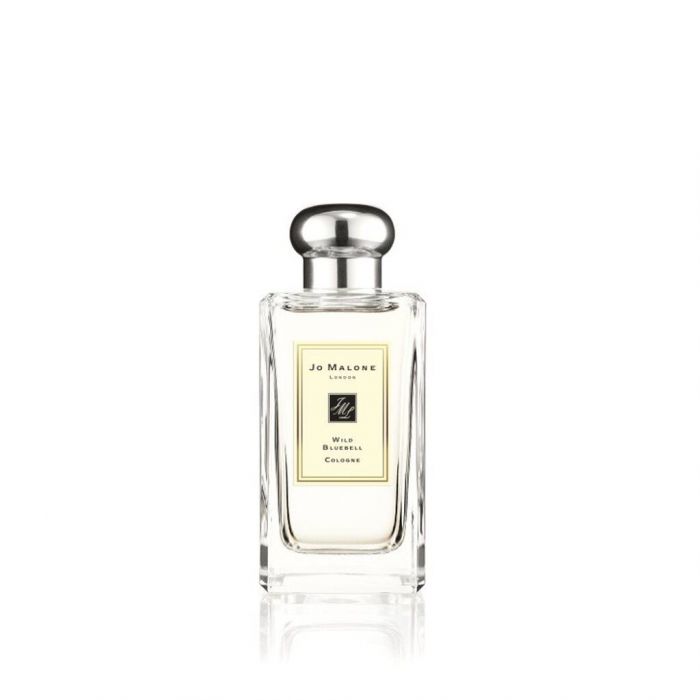 JO MALONE LONDON, WILD BLUEBELL COLOGNE: Με γλυκά άνθη καμπανούλας, νότες από κρίνο και λωτό, δεν υπάρχει πιο αέρινο και λουλουδάτο άρωμα από αυτό. 