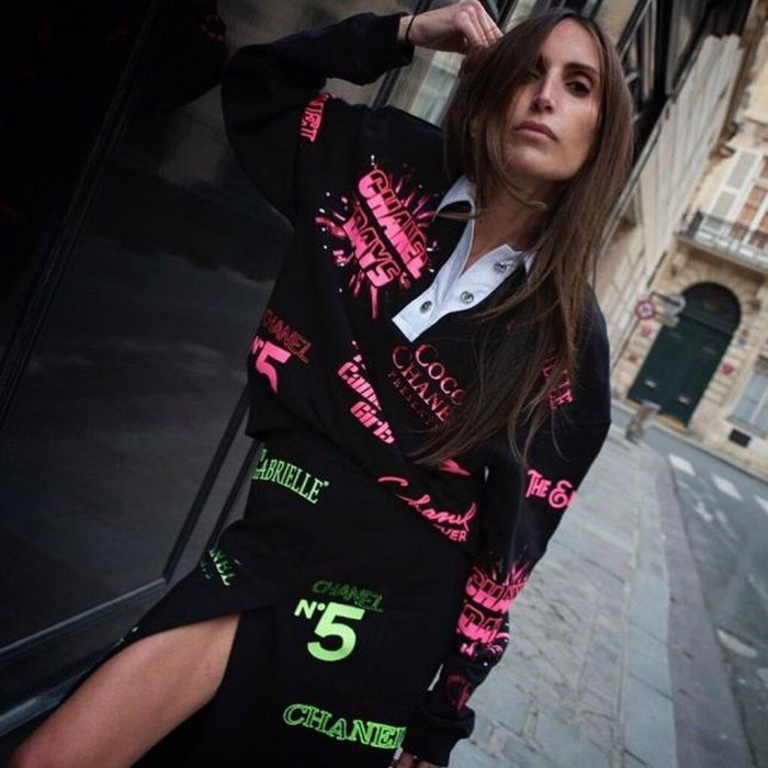 Designer style:
Τελευταία, οι σχεδιαστές υψηλής ραπτικής κυκλοφόρησαν επίσης cool rugby tops. Η influencer Chloé Harrouche επίλεξε ένα από την Chanel και το συνδύασε με μια ασορτί φούστα. @louloudesaison
