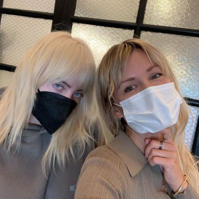 «Είμαι τόσο υπερήφανη και νιώθω τιμή. Η Billie είναι πελάτισσά μας 6+ χρόνια τώρα, είναι τόσο ευχάριστο που τη βλέπω να μεγαλώνει και να εξελίσσεται ως καλλιτέχνης και γυναίκα. 
@lissarenn