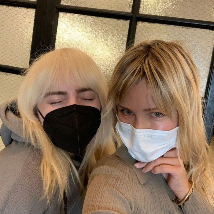 Η hairstylist, Lissa Renn, σχολίασε στο Instagram ότι η ριζική αλλαγή στην εμφάνιση τής Billie Eilish σηματοδοτεί μία ολοκαίνουρια αρχή.
@lissarenn