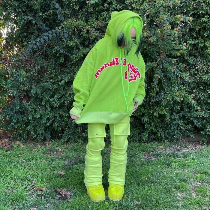 Την ίδια ώρα φόρεσε το πιο cool αξεσουάρ αυτής της χρονιάς.