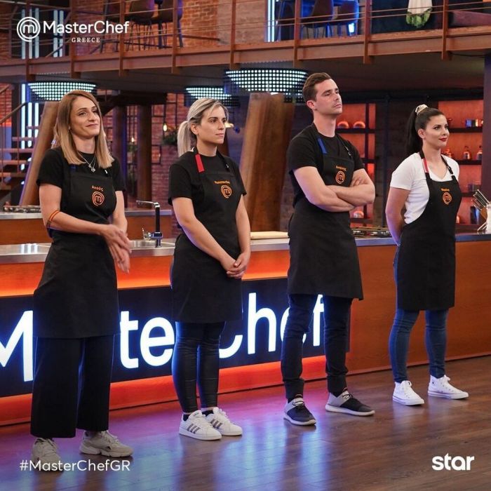 Μετά τη χρήση της Κάρτας Ασυλίας, η Μαρίνα φοράει τη μαύρη ποδιά και συναντά την Ανούς, την Κωνσταντίνα και τον Αντώνη στη δοκιμασία αντιγραφής πιάτου