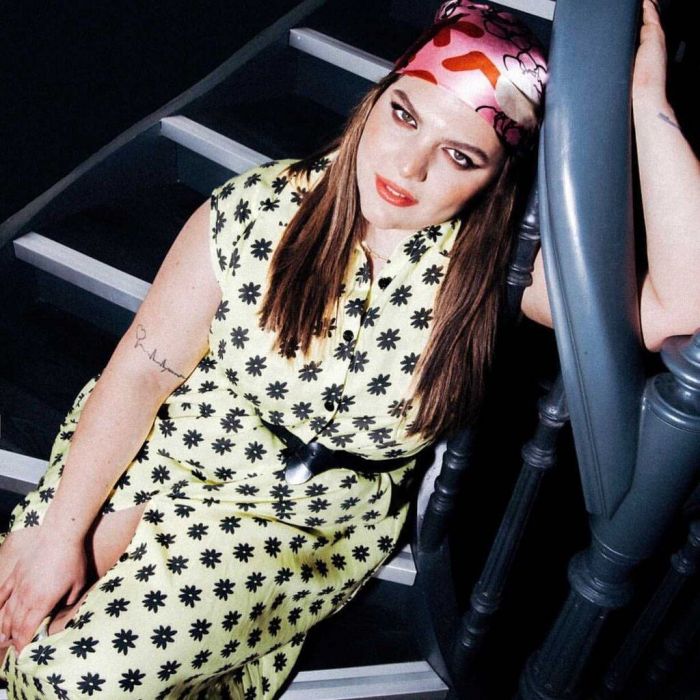 Ένα κίτρινο shirt dress με ζώνη στη μέση