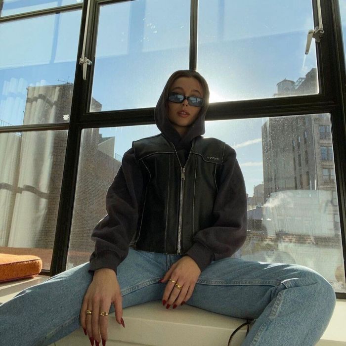 Με leather jacket και jeans