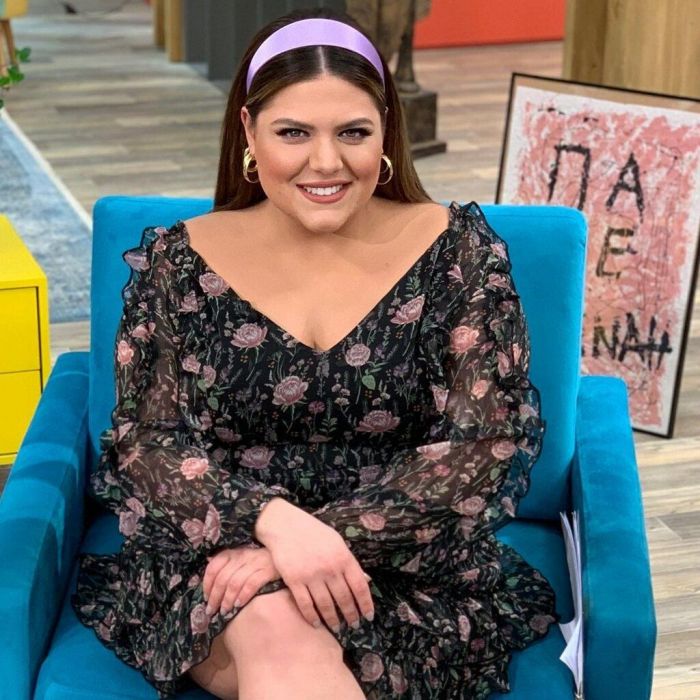 Ένα mini φλοράλ φόρεμα σε μαύρο και ροζ χρώμα