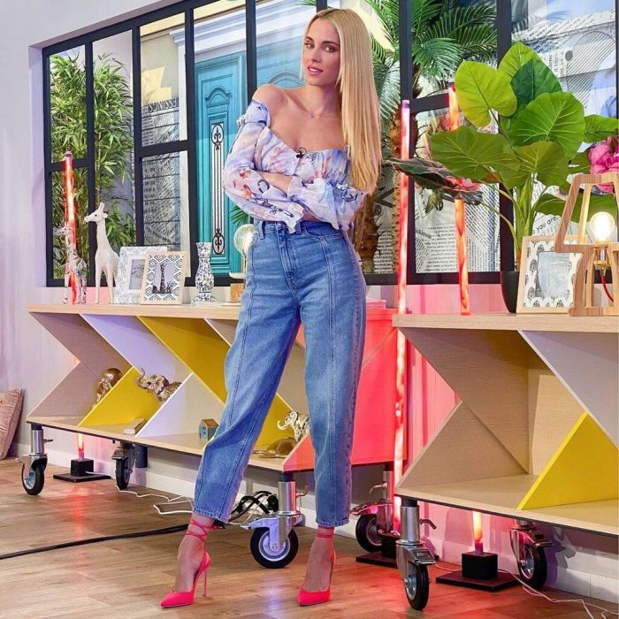 Με τοπ σε παστέλ αποχρώσεις.