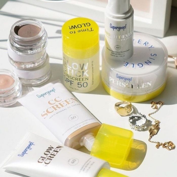 Το SPF στα καλλυντικά δεν είναι επαρκές ποτέ. Ναι, σίγουρα για να βλέπεις στο make up σου την ένδειξη SPF έχει γίνει μελέτη και το προϊόν περιέχει δείκτη προστασίας. Ωστόσο, αυτός ο δείκτης δεν είναι αρκετός για να «πολεμήσει» τις UV ακτίνες του ήλιου. 
