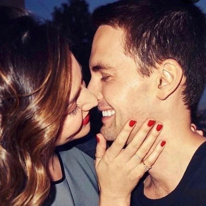 Το 2015, η Kerr ξεκίνησε να βγαίνει με τον συνιδρυτή και CEO του Snapchat, Evan Spiegel. Στις 7 Μαΐου 2018, η Kerr απέκτησε έναν γιο. Δέκα μήνες μετά τη γέννηση του, η Kerr ανακοίνωσε την τρίτη της εγκυμοσύνη. Γέννησε τον Οκτώβριο του 2019. 