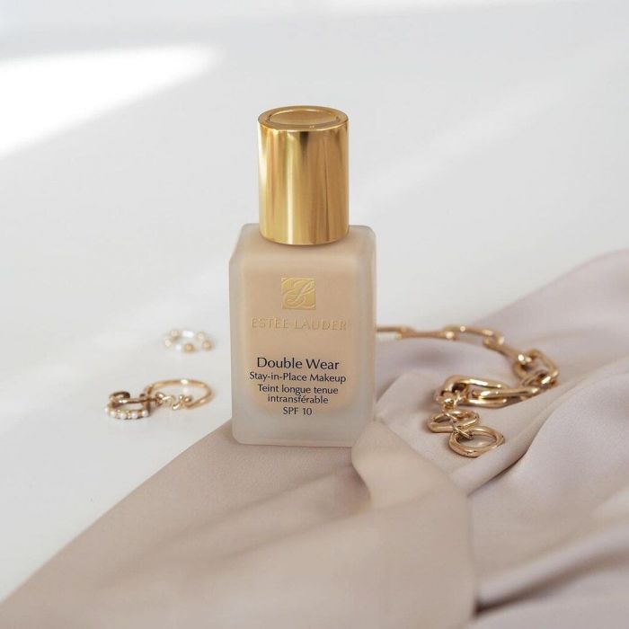 Η προστασία SPF των καλλυντικών μειώνεται γρήγορα, γιατί είναι χημικά κατασκευασμένη. Αυτό σημαίνει πως από τη στιγμή που βάλεις make up με SPF, η προστασία από τον ήλιο θα κρατήσει για πολύ λίγο. 
@elnino.cz

