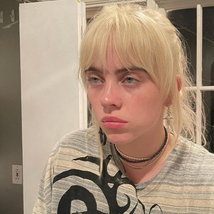 Η Billie Eilish μαζί με τα μαλλιά της «φώτισε» και τα ρούχα που επιλέγει. 