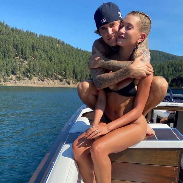 Λίγο πριν το καλοκαίρο, o Justin και η Hailey δημοσίευσαν μία κοινή τους φωτογραφία.