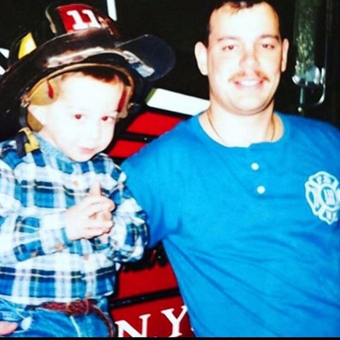 Μπορείς να καταλάβεις ποιος κωμικός είναι το αγοράκι της φωτογραφίας