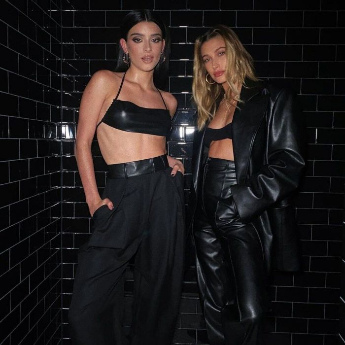 Όταν φόρεσε ένα total black outfit με παντελόνι και crop top.