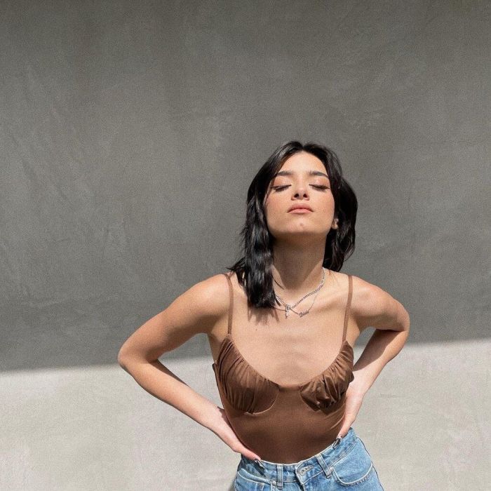 Όταν φόρεσε ένα top με τιράντα με jeans.