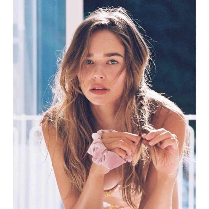 Εκείνος αναρωτήθηκε αν τα μαλλιά του θέλουν κούρεμα.