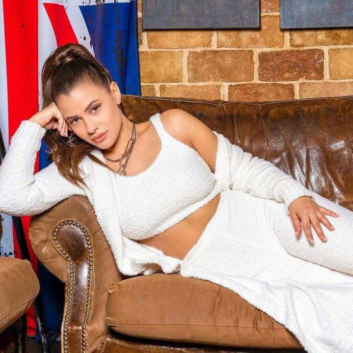 Οι ασκήσεις που κάνει έχουν σμιλεύσει απίστευτα το σώμα της.