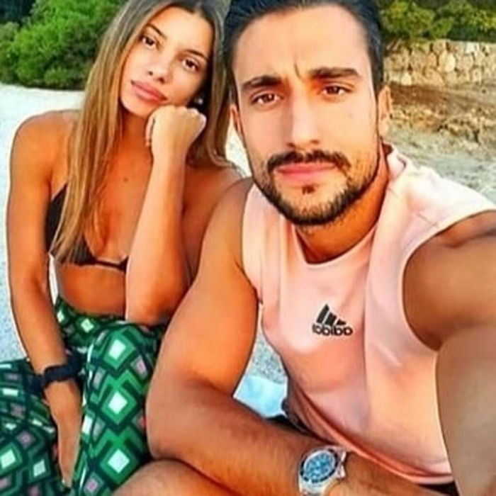 H Mαριαλένα φοράει τώρα το κολιέ από τα χέρια του Σάκη.