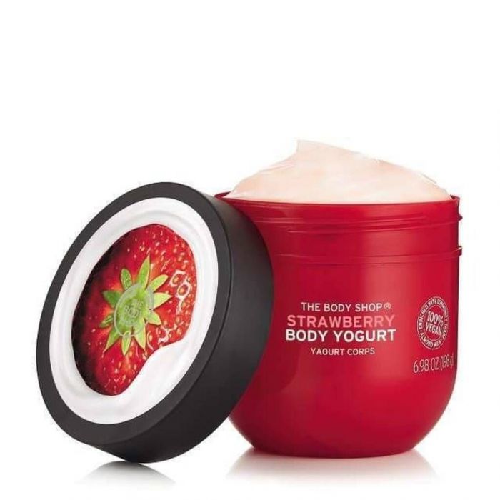 THE BODY SHOP, STRAWBERRY BODY YOGURT: Δεν υπάρχει πιο μυρωδάτη, ελαφριά ενυδατική κρέμα σε μορφή gel, που απλώνεται εύκολα και αφήνει την επιδερμίδα ενυδατωμένη για 48 ώρες!