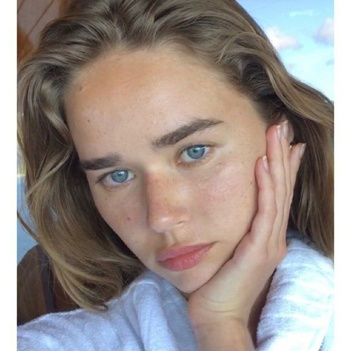 Ο Liam Hemsworth από την άλλη βγαίνει με το μοντέλο Gabriella Brooks εδώ και ένα χρόνο 