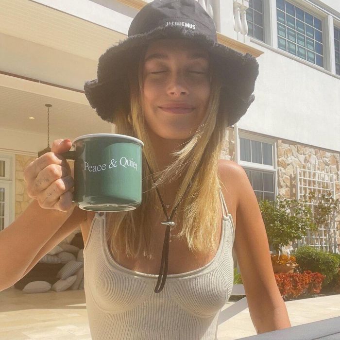 H Hailey Bieber μας δείχνει το απόλυτο beach dressing του καλοκαιριού