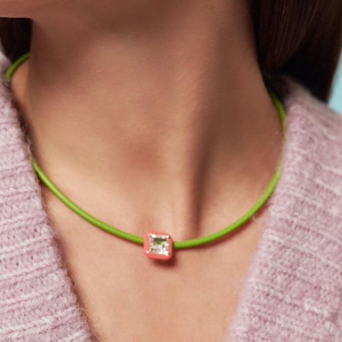 Τα συγκεκριμένα κολιέ μπορούν να φορεθούν με τα μαγιό αλλά και τα αγαπημένα σου crop tops.