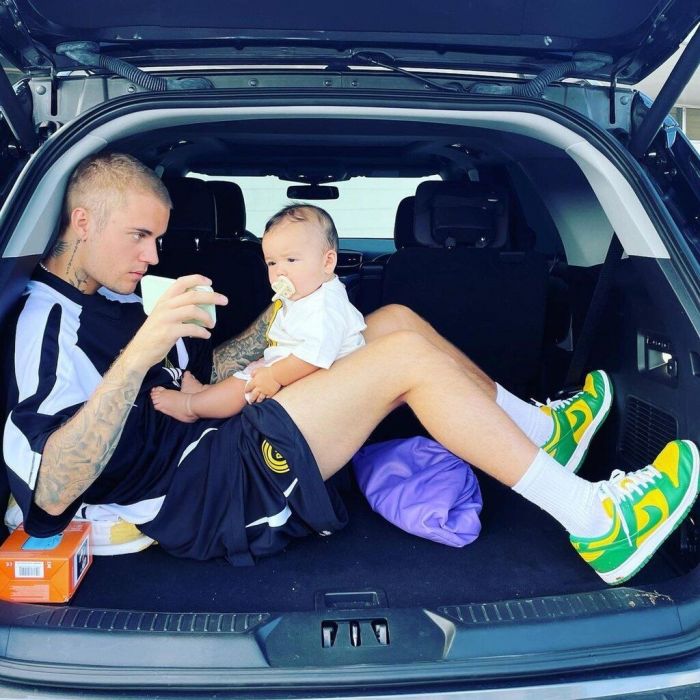 Δεν είναι υπέροχος με τον ανιψιό του στην αγκαλιά του;