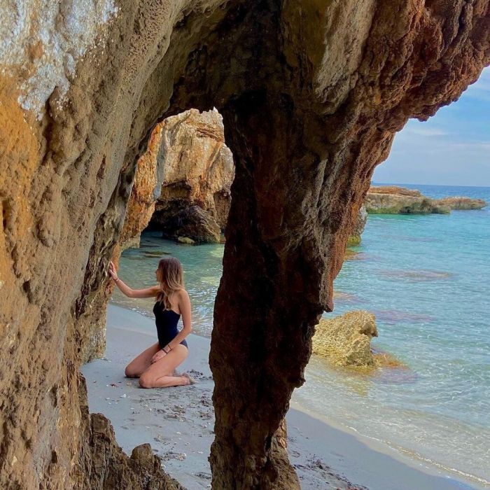 Εδώ τη βλέπουμε με το μαγιό της στην παραλία.