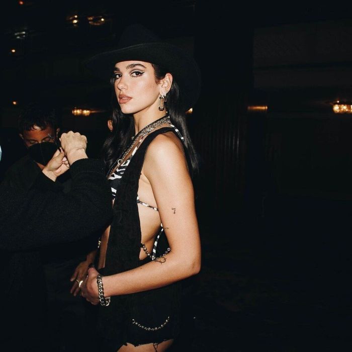 Από τις τελευταίες φωτογραφίες της Dua Lipa στο Instagram θα καταλάβεις πως έχει εμμονή με το καουμπόικο καπέλο 