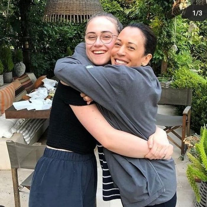 Εδώ αγκαλιά με τη θετή μαμά της, Kamala Harris.