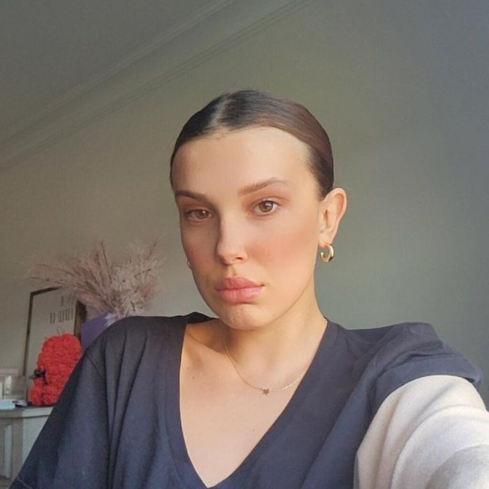 Η Millie Bobby Brown έβαλε την μπλούζα που θα σε σώσει στο πλοίο και όχι μόνο